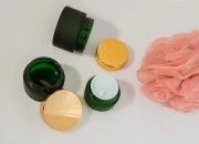 Zelena teglica od peskiranog stakla 30mL sa međupoklopcem i plastičnim zatvaračem sa zaptivkom