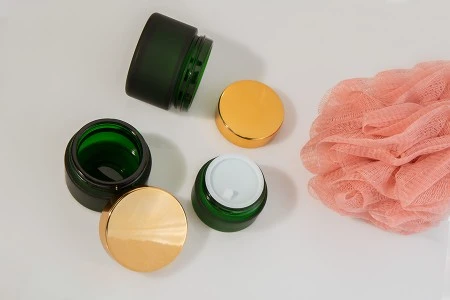 Teglica od zelenog peskiranog stakla sa međupoklopcem i plastičnim zatvaračem sa zaptivkom 20mL-7