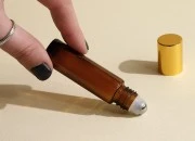 Staklena braon roll-on bočica (sa metalnom kuglicom) 10mL sa zatvaračem u dve boje - 6 kom-grupa_slika