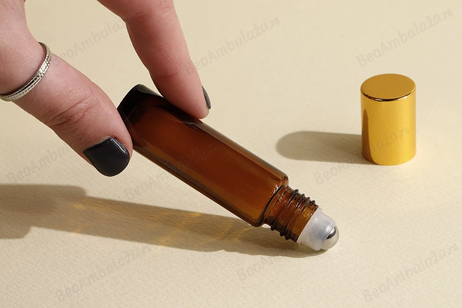 Staklena braon roll-on bočica (sa metalnom kuglicom) 10mL sa zatvaračem u dve boje - 6 kom-grupa_slika