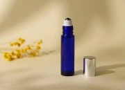 Staklena plava roll-on bočica (sa metalnom kuglicom) 10mL sa zatvaračem u dve boje - 6 kom Staklena plava roll-on bočica (sa metalnom kuglicom) 10mL sa zatvaračem u dve boje - 6 kom