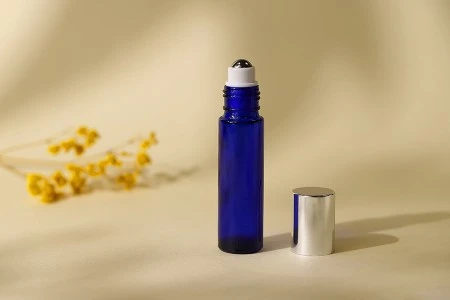 Staklena plava roll-on bočica (sa metalnom kuglicom) 10mL sa zatvaračem u dve boje - 6 kom-3