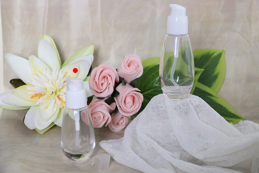 Staklena bočica 30mL sa belom plastičnom pumpicom i zatvaračem PP18-grupa_slika