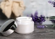 Akrilna sedefasta bela kutijica 50mL, sa srebrnim zatvaračem sa zaptivkom i međupoklopcem