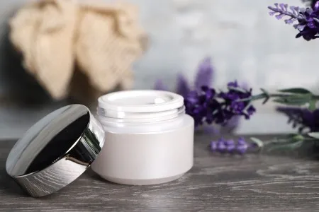 Akrilna sedefasta bela kutijica 50mL, sa srebrnim zatvaračem sa zaptivkom i međupoklopcem-6