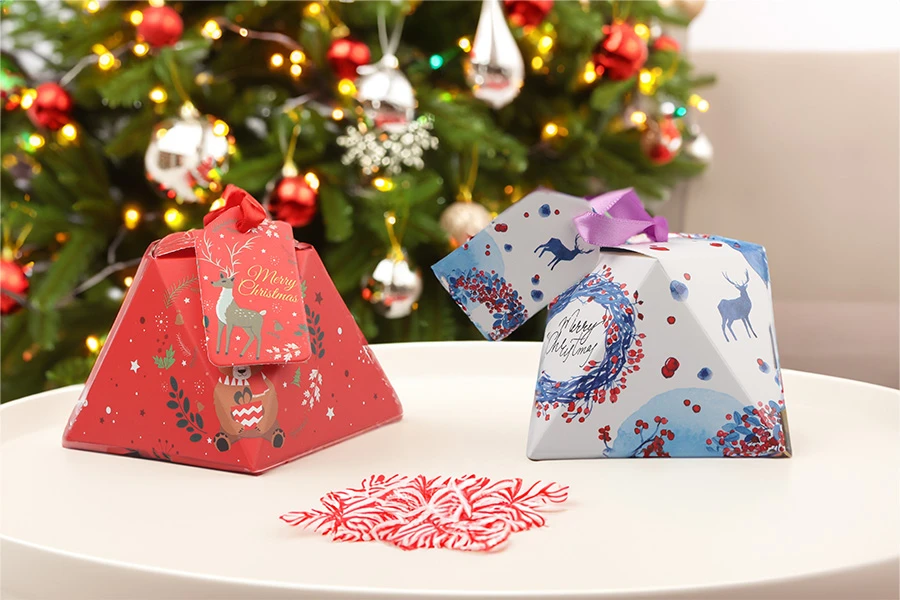 Božićna kartonska poklon kutija 80x80x60 mm sa ukrasnom trakom i karticom - 10 kom-grupa_slika