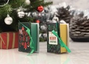 Božićna kartonska poklon kutijica 90x130x45 mm u obliku knjige, sa trakom - 10 kom-grupa_slika