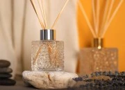 Staklena četvrtasta bočica 100mL (PP 28) sa reljefom, za osveživač prostora Staklena četvrtasta bočica 100mL (PP 28) sa reljefom, za osveživač prostora