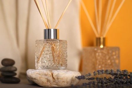 Staklena četvrtasta bočica 100mL (PP 28) sa reljefom, za osveživač prostora-5