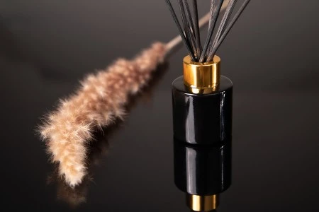 Cilindrična staklena flašica 50mL crne ili bele boje, idealna za osveživač prostora PP28-6