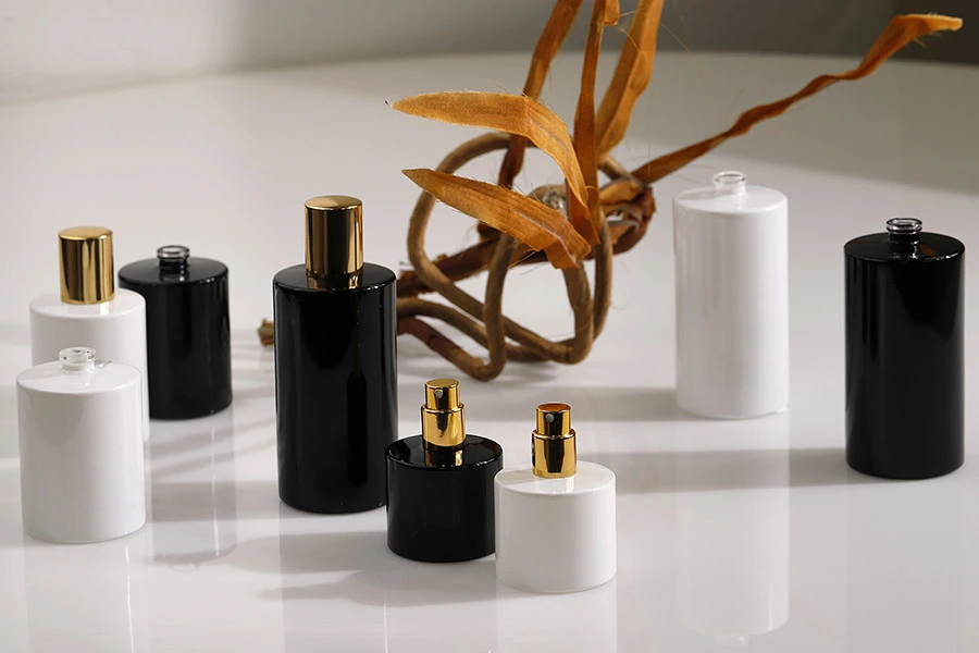 Okrugla flašica za parfem 30mL sa 15 mm „Crimp“ sigurnosnim zatvaranjem u beloj ili crnoj boji Okrugla flašica za parfem 30mL sa 15 mm „Crimp“ sigurnosnim zatvaranjem u beloj ili crnoj boji