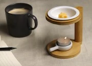 Drveni osveživač prostora sa keramičkom posudom za aromatične voskove ili ulja i sa keramičkom kašičicom za svećicu-grupa_slika