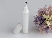 Akrilna bočica 20mL za kozmetičku upotrebu u biserno beloj boji, sa roll-on pumpicom i zatvaračem-grupa_slika