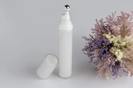 Akrilna bočica 20mL za kozmetičku upotrebu u biserno beloj boji, sa roll-on pumpicom i zatvaračem-3