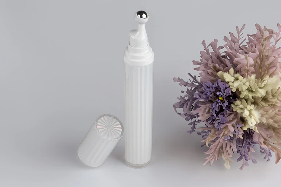 Akrilna bočica 20mL za kozmetičku upotrebu u biserno beloj boji, sa roll-on pumpicom i zatvaračem-grupa_slika