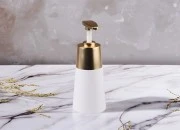 Plastična PET bočica 200mL, mat bela sa mat zlatnom pumpicom Plastična PET bočica 200mL, mat bela sa mat zlatnom pumpicom
