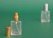 Bočica za parfem 15mL sa sprejom i zatvaračem u dve boje Bočica za parfem 15mL sa sprejom i zatvaračem u dve boje
