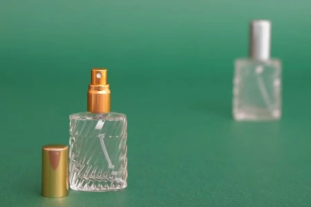 Bočica za parfem 15mL sa sprejom i zatvaračem u dve boje-3