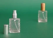 Bočica za parfem 15mL sa sprejom i zatvaračem u dve boje Bočica za parfem 15mL sa sprejom i zatvaračem u dve boje