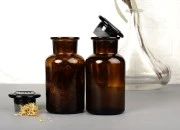 Farmaceutska staklena flašica 250mL, smeđe boje sa staklenim zatvaračem Farmaceutska staklena flašica 250mL, smeđe boje sa staklenim zatvaračem