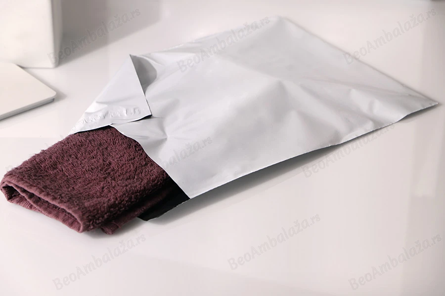 Bela plastična PE kesa 300x400mm sa samolepljivim zatvaranjem, za slanje poštom - 100 kom-