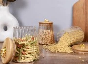 Staklena tegla 600mL, sa drvenim poklopcem, gumicom i zlatnim metalnim prstenom-grupa_slika