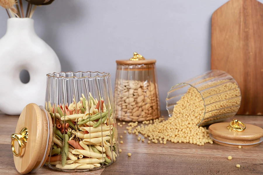 Staklena tegla 600mL, sa drvenim poklopcem, gumicom i zlatnim metalnim prstenom-grupa_slika