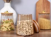 Staklena bronzana tegla 600mL, sa drvenim poklopcem, gumicom i zlatnim metalnim prstenom-grupa_slika