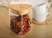 Staklena trougaona tegla 550mL, sa drvenim poklopcem i gumicom-grupa_slika