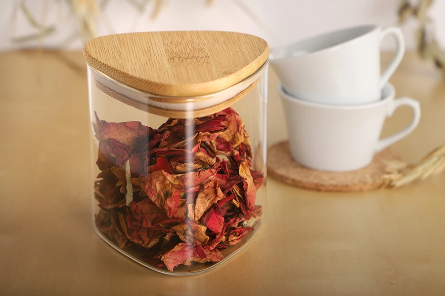 Staklena trougaona tegla 550mL, sa drvenim poklopcem i gumicom-grupa_slika