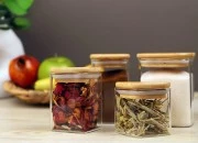 Staklena četvrtasta tegla 150mL, sa drvenim poklopcem i gumicom Staklena četvrtasta tegla 150mL, sa drvenim poklopcem i gumicom