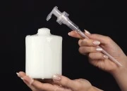 Plastična poluprovidna cilindrična flaša 400 mL sa pumpicom, 28/400