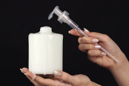 Plastična poluprovidna cilindrična flaša 400 mL sa pumpicom, 28/400-3