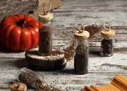 Staklena okrugla teglica 120mL sa drvenim poklopcem i zakačkom Staklena okrugla teglica 120mL sa drvenim poklopcem i zakačkom