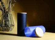 Staklena okrugla teglica 65x150mm, sa drvenim poklopcem sa sigurnosnom gumicom, u više MAT boja Staklena okrugla teglica 65x150mm, sa drvenim poklopcem sa sigurnosnom gumicom, u više MAT boja