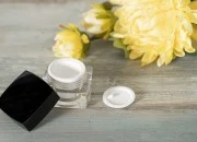 Luksuzna četvrtasta akrilna kutija za kreme 5mL sa crnim zatvaračem sa unutrašnjom zaptivkom i plastičnim međupoklopcem-grupa_slika