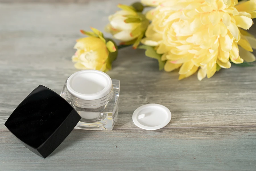 Luksuzna četvrtasta akrilna kutija za kreme 5mL sa crnim zatvaračem sa unutrašnjom zaptivkom i plastičnim međupoklopcem-grupa_slika