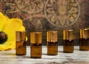 Braon bočica 3mL, sa zlatnim aluminijumskim zatvaračem - 12 kom Braon bočica 3mL, sa zlatnim aluminijumskim zatvaračem - 12 kom
