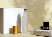 Staklena peskirana roll-on bočica 10mL sa metalnom kuglicom i zatvaračem - 12 kom Staklena peskirana roll-on bočica 10mL sa metalnom kuglicom i zatvaračem - 12 kom