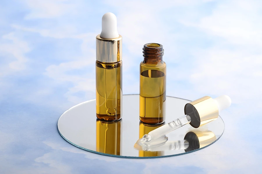 Braon bočica 5mL sa pipetom, u zlatnoj boji Braon bočica 5mL sa pipetom, u zlatnoj boji