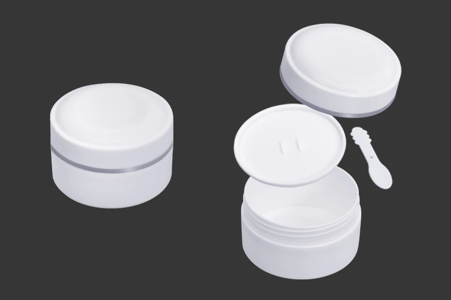 Plastična (PP) bela kutija 150mL sa zatvaračem, spatulom i plastičnim međupoklopcem - 12 kom Plastična (PP) bela kutija 150mL sa zatvaračem, spatulom i plastičnim međupoklopcem - 12 kom