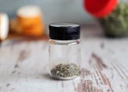 Staklena teglica za začine od 156mL sa crnim zatvaračem sa rupicama-grupa_slika