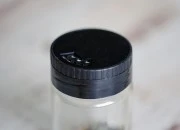 Staklena teglica za začine od 156mL sa crnim zatvaračem sa rupicama-grupa_slika