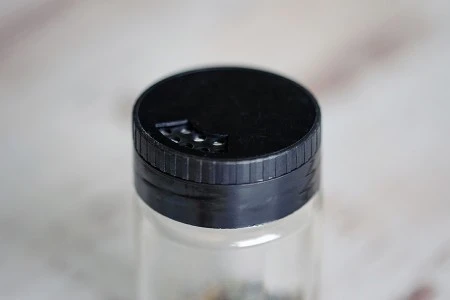 Staklena teglica za začine od 156mL sa crnim zatvaračem sa rupicama-6