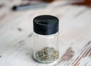 Staklena teglica za začine od 156mL sa crnim zatvaračem sa rupicama-grupa_slika