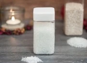 Plastična (PET) kockasta tegla za soli za kupanje 520mL, sa belim zatvaračem i zaptivkom na indukciono lepljenje Plastična (PET) kockasta tegla za soli za kupanje 520mL, sa belim zatvaračem i zaptivkom na indukciono lepljenje