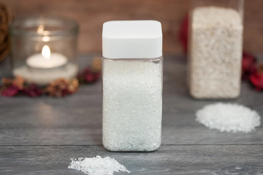 Plastična (PET) kockasta tegla za soli za kupanje 520mL, sa belim zatvaračem i zaptivkom na indukciono lepljenje Plastična (PET) kockasta tegla za soli za kupanje 520mL, sa belim zatvaračem i zaptivkom na indukciono lepljenje