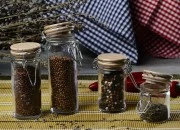 Staklena okrugla tegla 120mL, sa drvenim poklopcem sa hermetičkim zatvaranjem (žicom i gumicom na poklopcu) Staklena okrugla tegla 120mL, sa drvenim poklopcem sa hermetičkim zatvaranjem (žicom i gumicom na poklopcu)