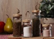 Staklena okrugla teglica 120mL sa drvenim poklopcem i zakačkom Staklena okrugla teglica 120mL sa drvenim poklopcem i zakačkom