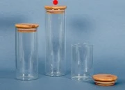 Staklena okrugla teglica 550mL, sa drvenim poklopcem i gumicom Staklena okrugla teglica 550mL, sa drvenim poklopcem i gumicom